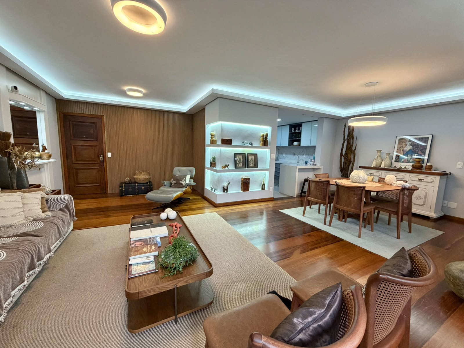 Apartamento à venda na Vila Adyana – São José dos Campos | 153 m², reformado, 2 dormitórios + escritório e 2 vagas