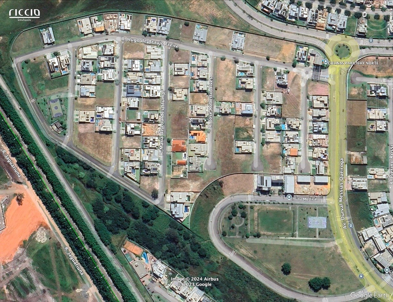 Terreno com Fundos com Vista para as Montanhas - Cond. Colinas do Paratehy com 600 m² em Declive