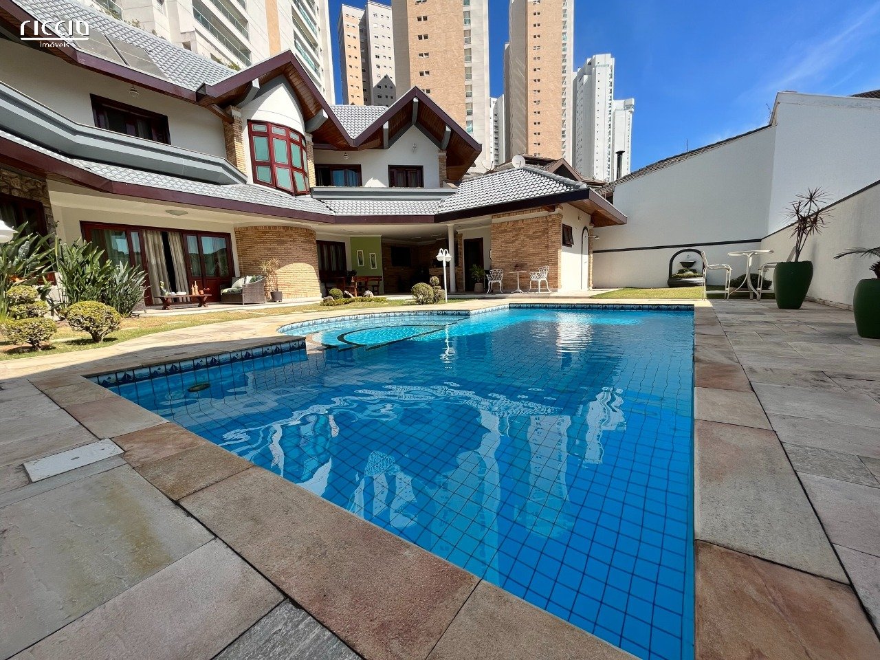 Excelente sobrado no Condomínio Colinas, terreno de 748m2 e área útil de 454m2 - Área gourmet com ampla piscina