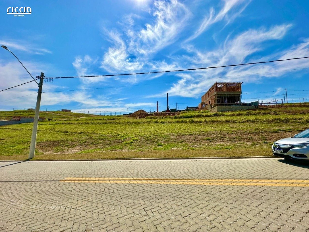 Terreno em condomínio fechado padrão Alphaville. 332 m2. Quadra L1
