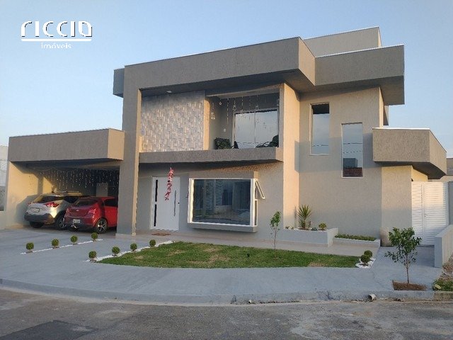 Casa térrea com mezanino. Três quartos amplos com Suite master