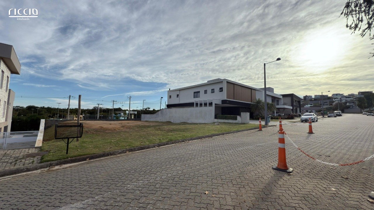 Terreno à venda com Projeto Aprovado e Terraplanado no Cond. Reserva do Paratehy Urbanova 731,86 m² - São José dos Campos/SP