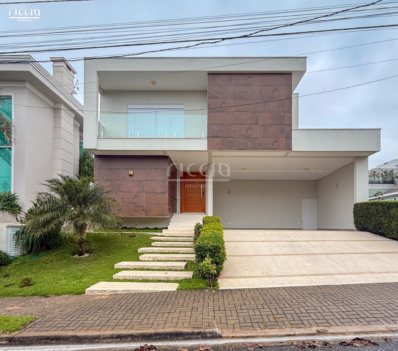 Sobrado de alto padrão à venda com 405 m² de área construída; 4 suítes; elevador residencial; piscina; ofurô; acabamento de alto padrão e localização