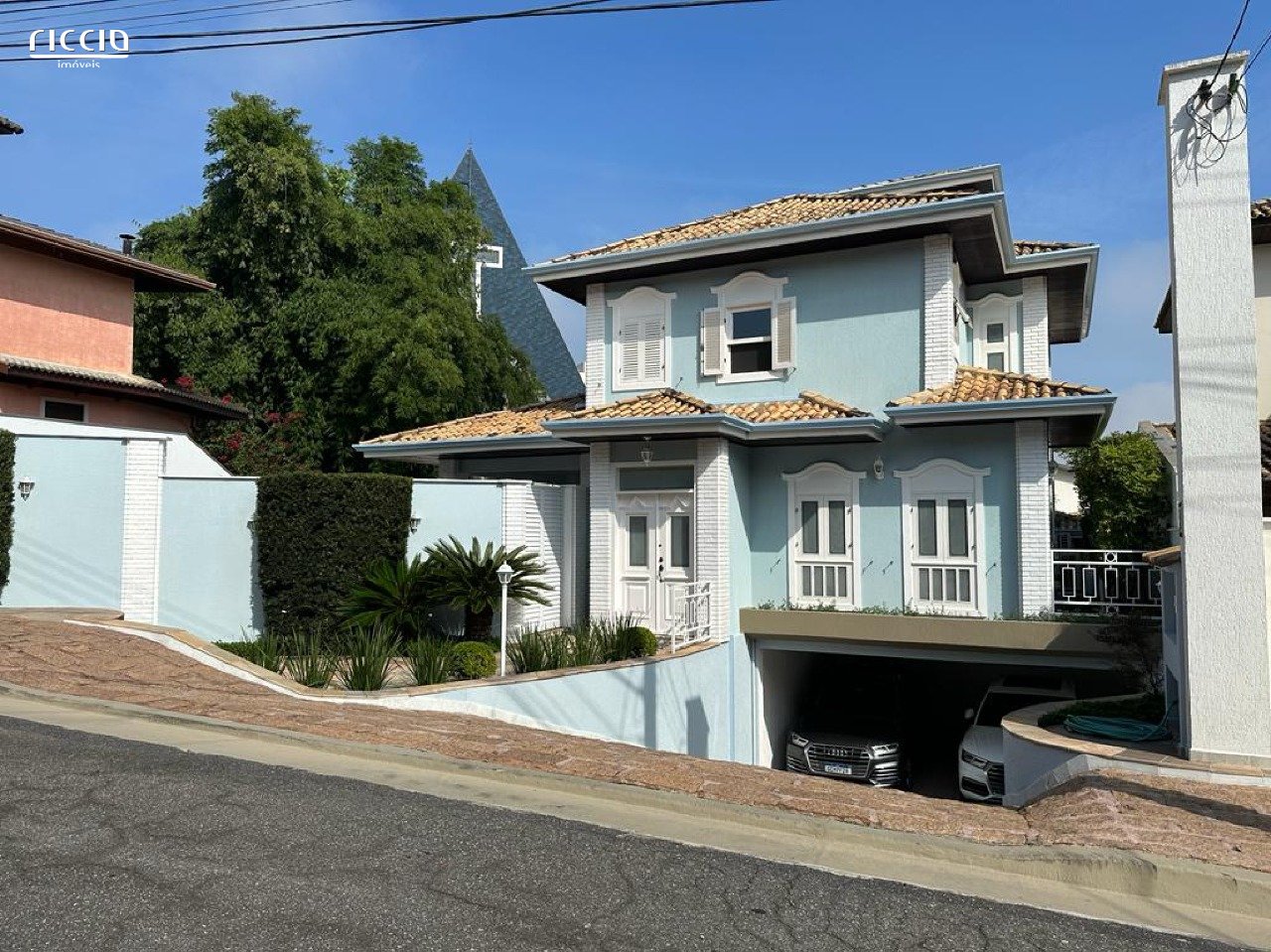 ALTOS DA SERRA III  Casa com 365m2 construídos em um terreno de 543m2