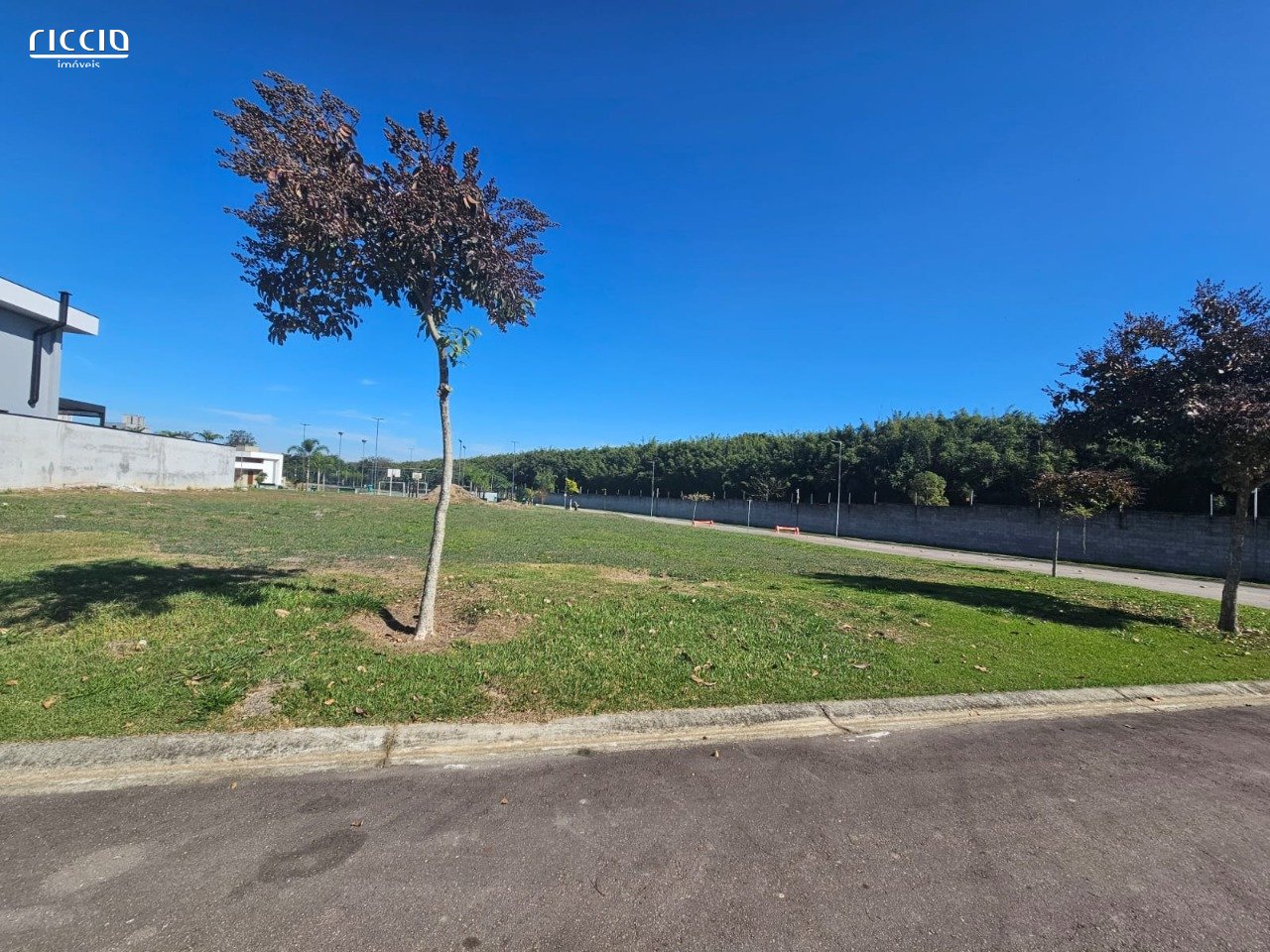 Condomínio Colinas do Paratehy Norte, terreno com 680,54m2, lote de  esquina no Urbanova