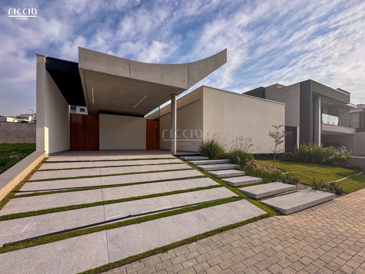 Casa Térrea Contemporânea à venda Cond. Monte Carlo Urbanova SJC - PRONTA PARA MORAR! 3 SUÍTES, 451 m² terreno e 239 m² de Constr.