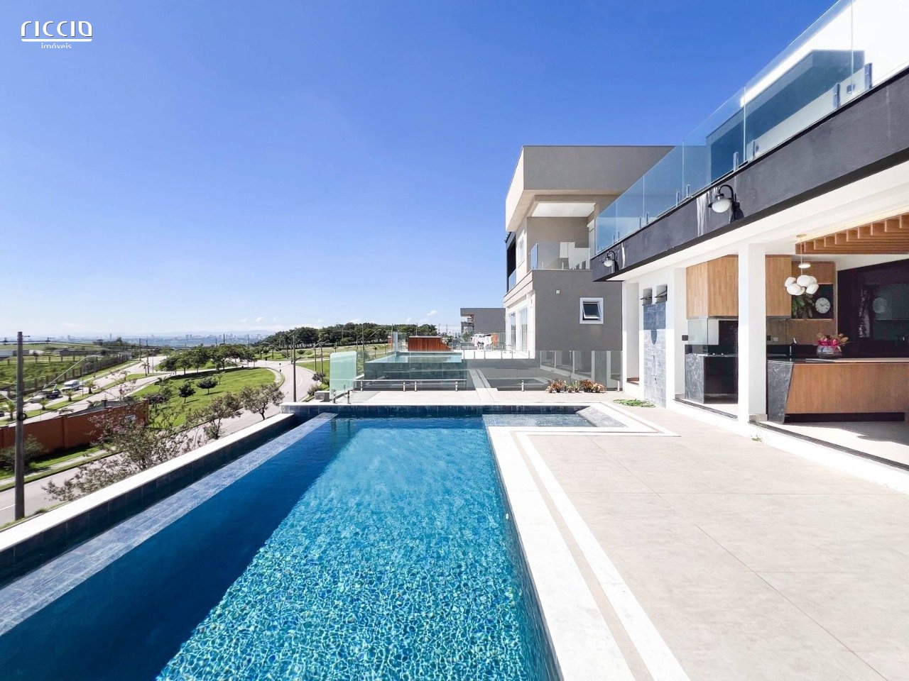 Casa no Alphaville 1 - Urbanova, com 548 m² de terreno e 450 m² de área construída, incluindo piscina