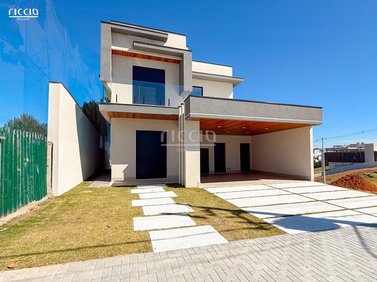 Sobrado à venda Urbanova - Cond. Terras Alpha SJC - 4 SUÍTES - 290 de Construção - Avalia Permuta
