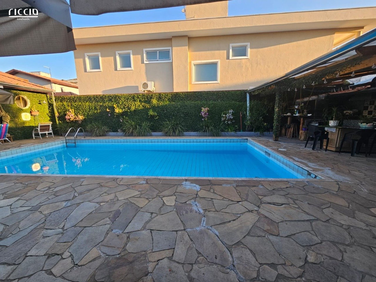 Casa em Condomínio à venda no Jardim das Colinas — ambiente interno