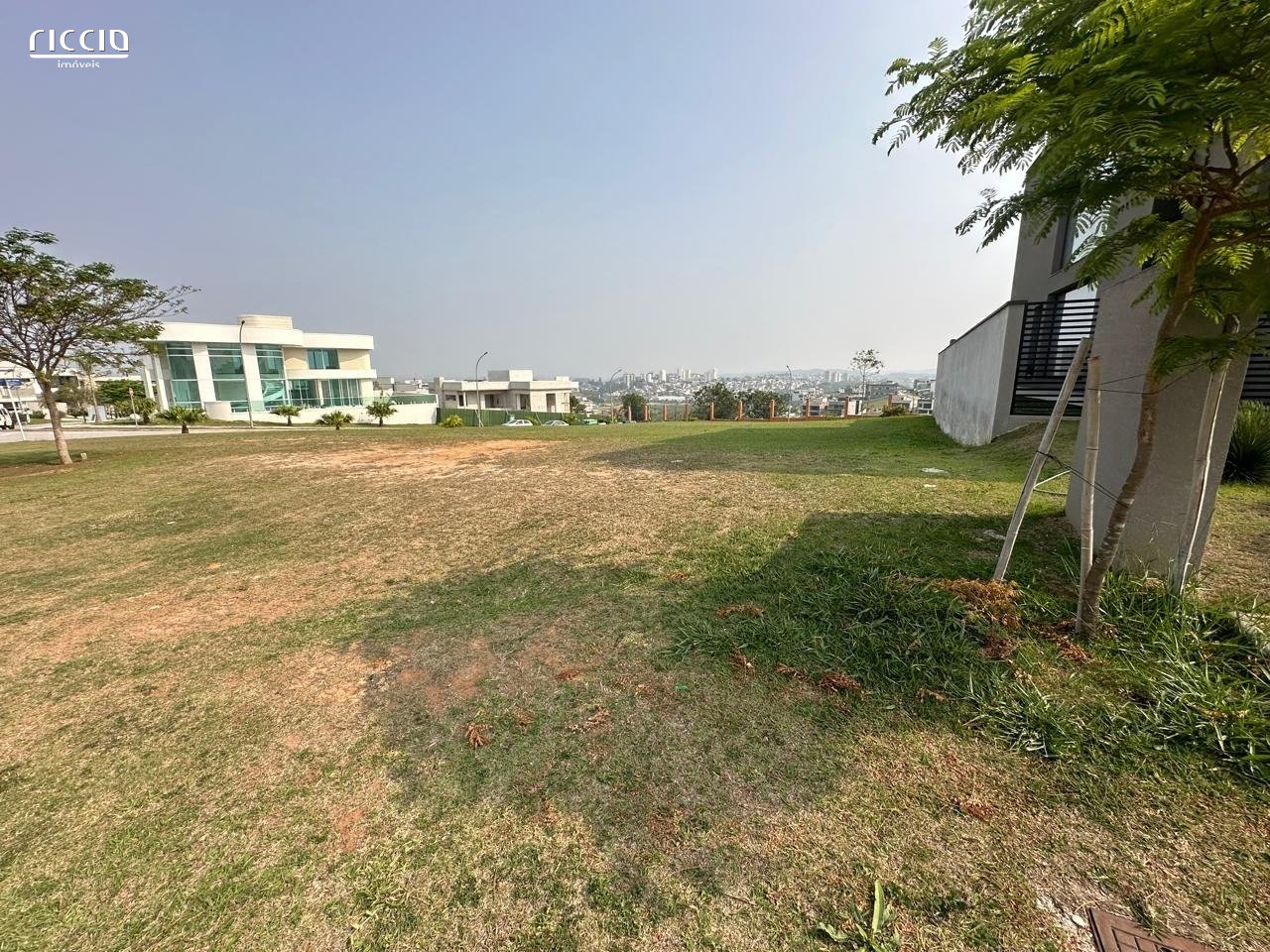 Terreno com 524 m² em leve declive, no condomínio Alphaville 1 - Urbanova
