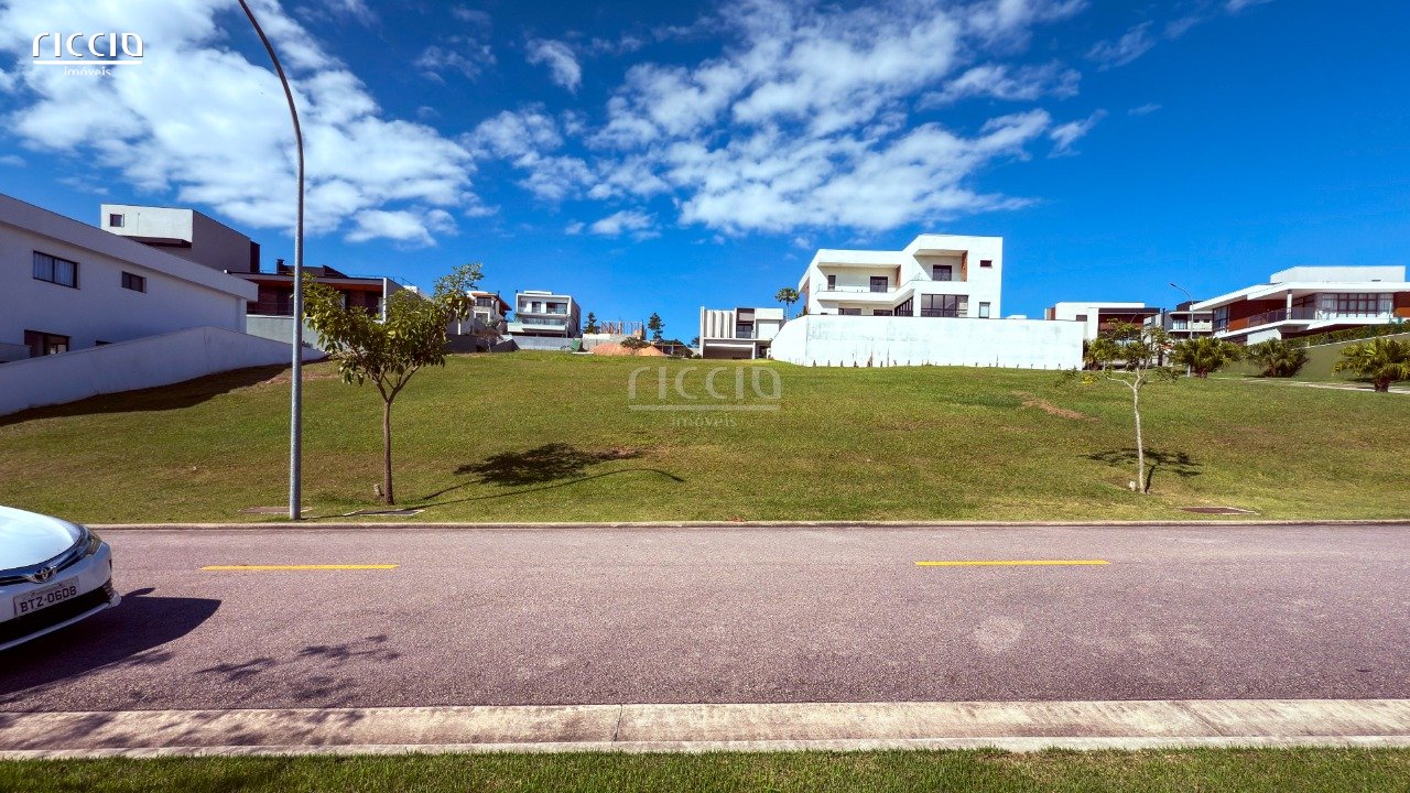 Terreno à venda no Condominio Alphaville 1 com 535 m² em Aclive - Próximo da Praça!