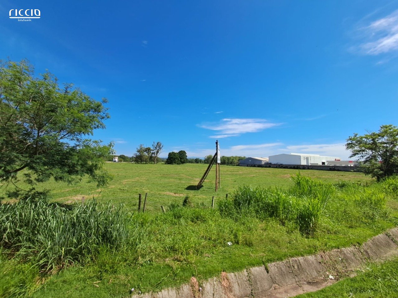Terreno à venda no Parque Meia Lua — ambiente interno