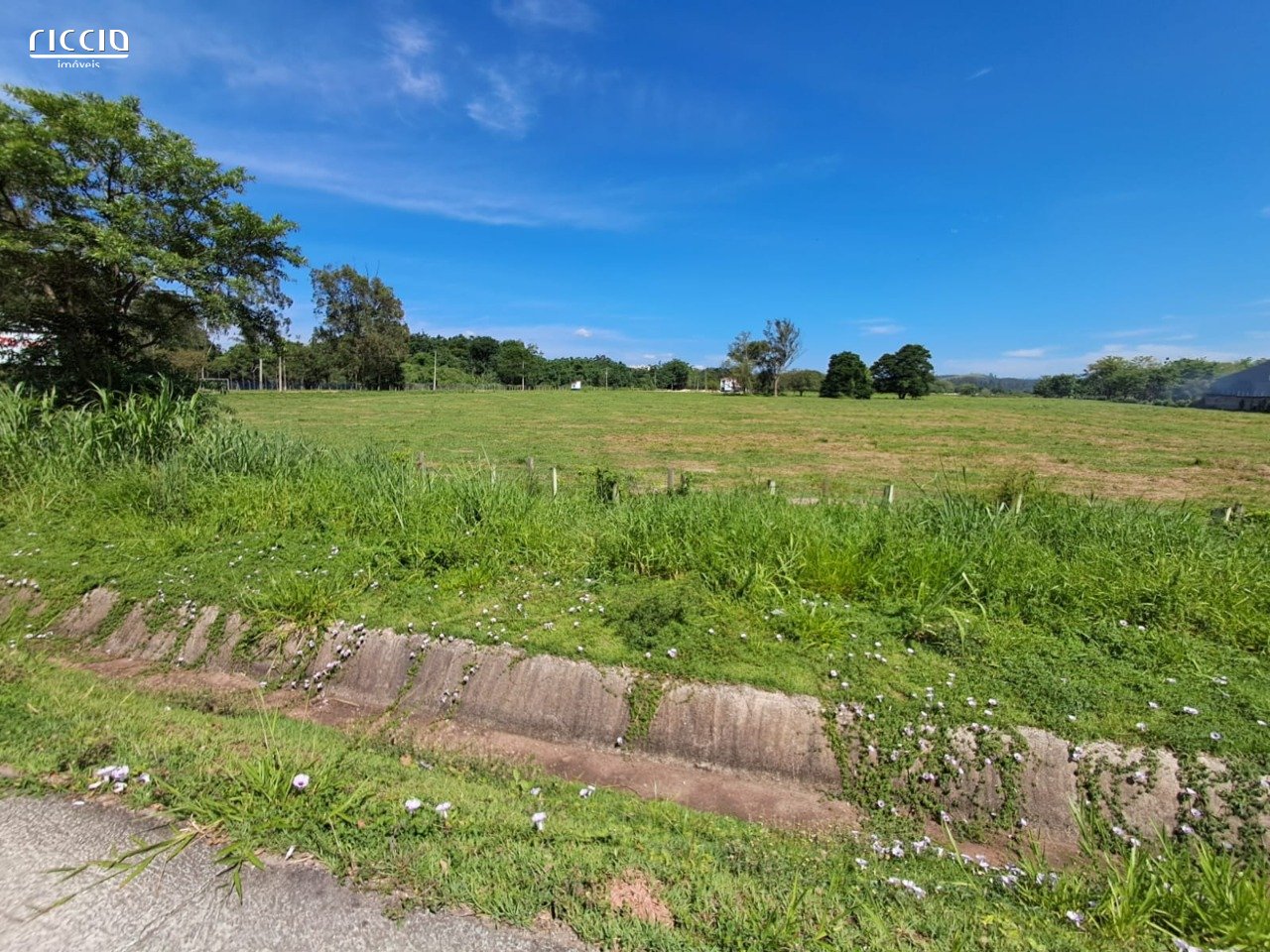 Terreno à venda no Parque Meia Lua — detalhe do imóvel