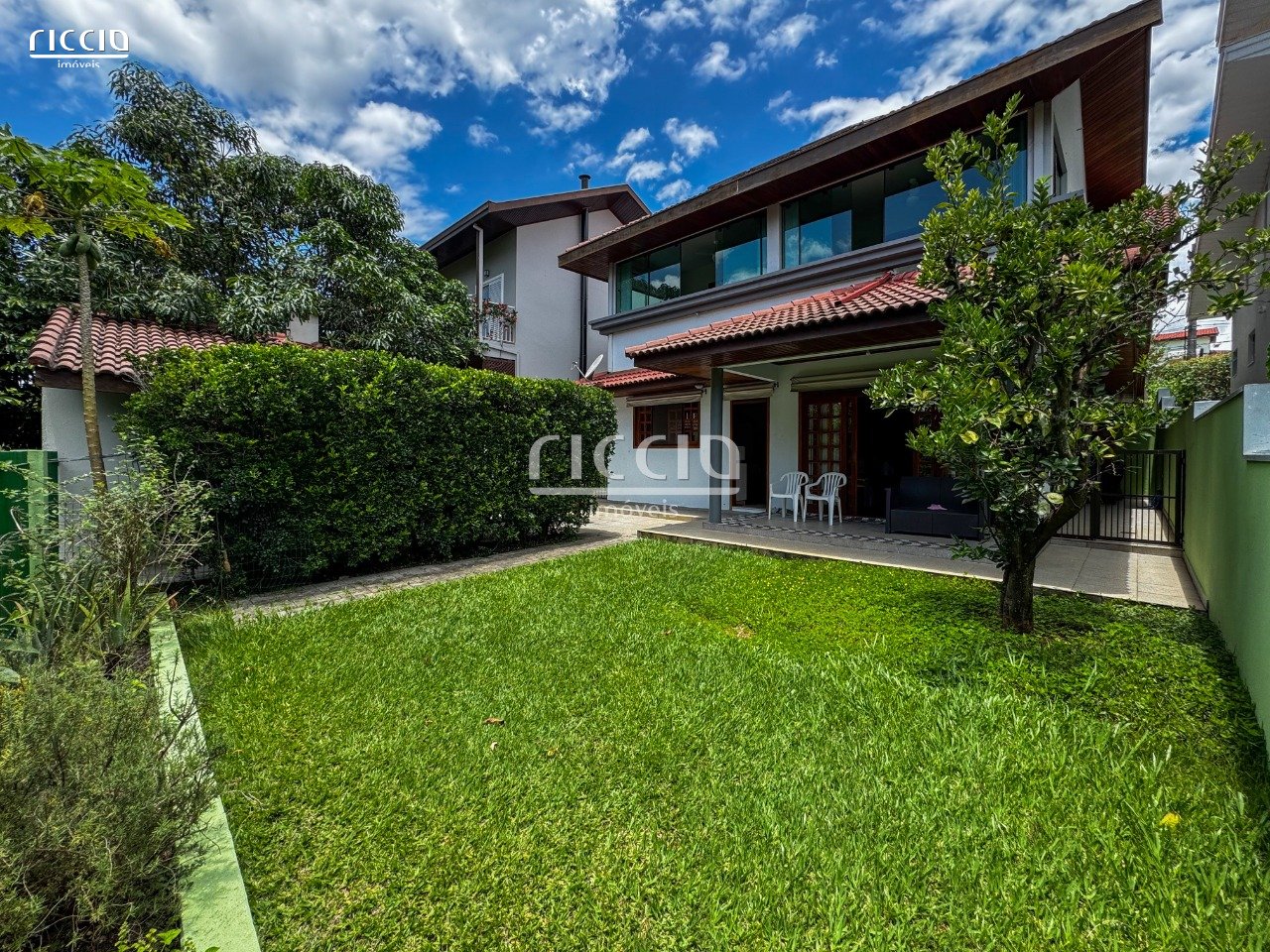 Sobrado à venda no condomínio Portal da Serra - 3 dorm (1suite) 4 vagas cobertas - 348m2 a.t