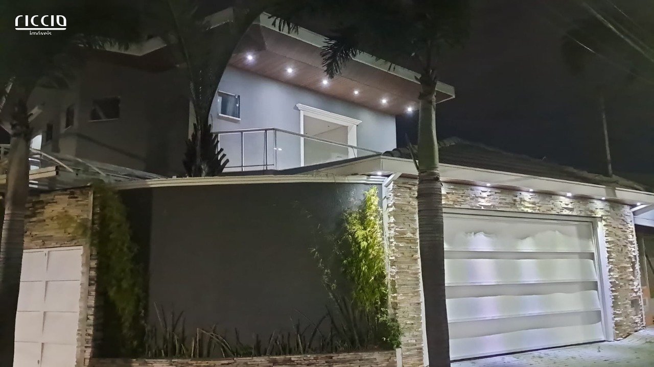 Casa comercial a venda na zona sul de São José, com 430m² de área construída! e piscina