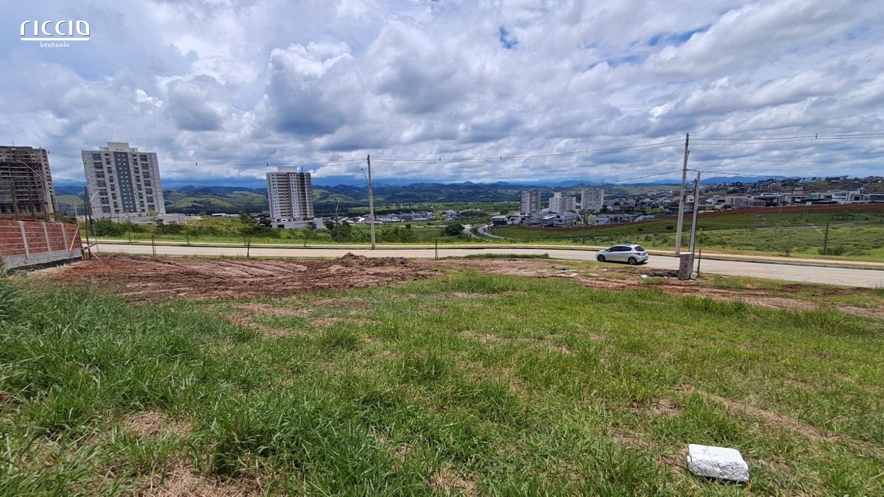 Terreno com leve aclive e vista definitiva para as montanhas