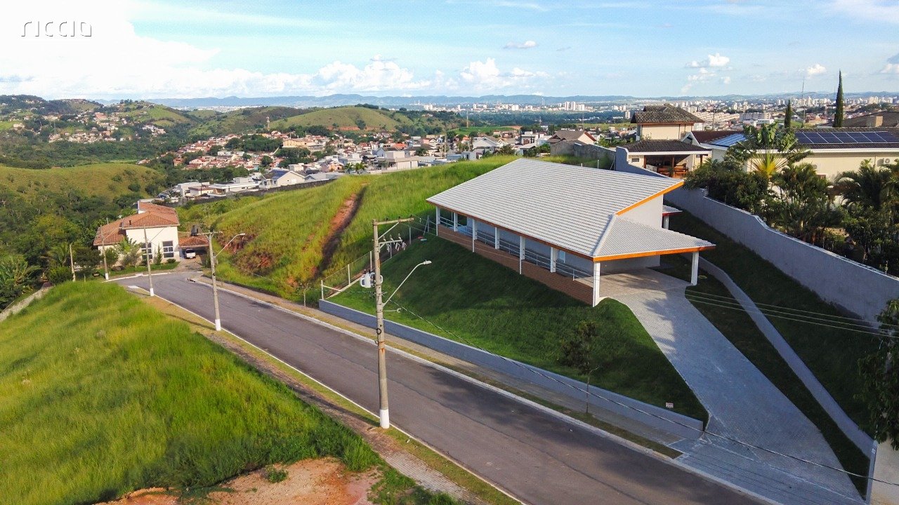 Casa térrea nova localizada no Condomínio Mantiqueira com 3 dormitórios, sendo 1 suíte!