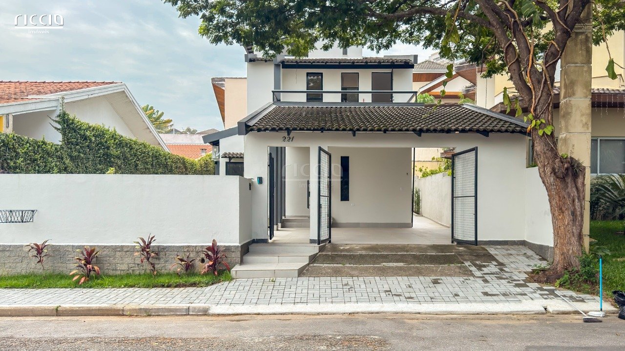 Sobrado à venda 4 Dormitórios 1 Suíte no Condominio Colinas - REFORMADO - Aceita permuta