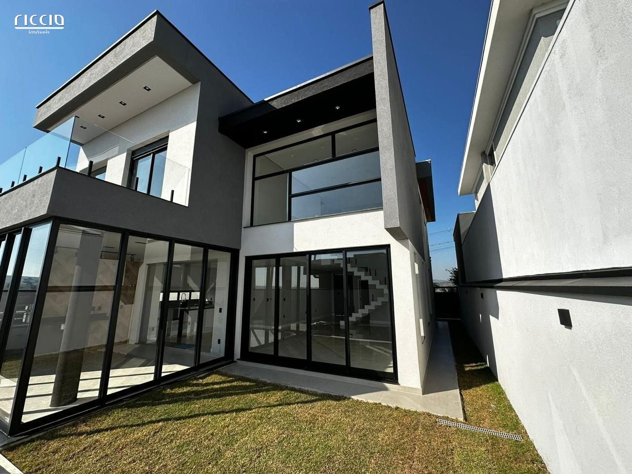 Casa em Condomínio à venda no Putim — ambiente interno