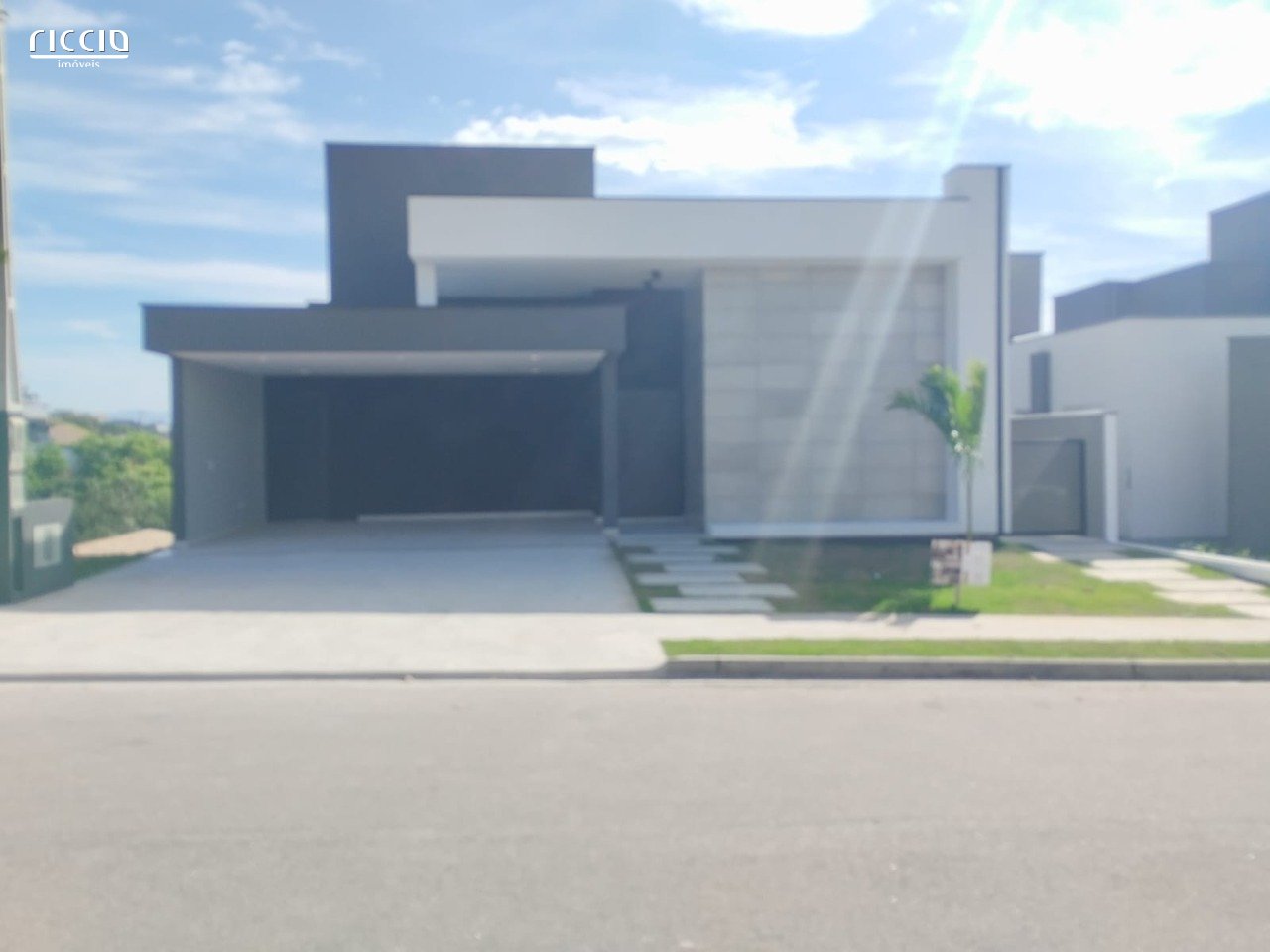 Casa à venda no condomínio Verana com 3 suítes e 2 vagas de garagem em São José Dos Campos - SP