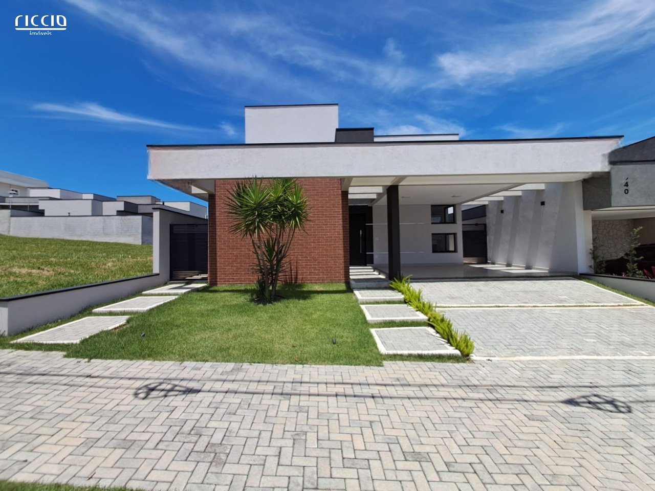 Casa térrea 300 m² AC 3 dormitórios 1 suíte Condominio Terras do Vale Caçapava SP