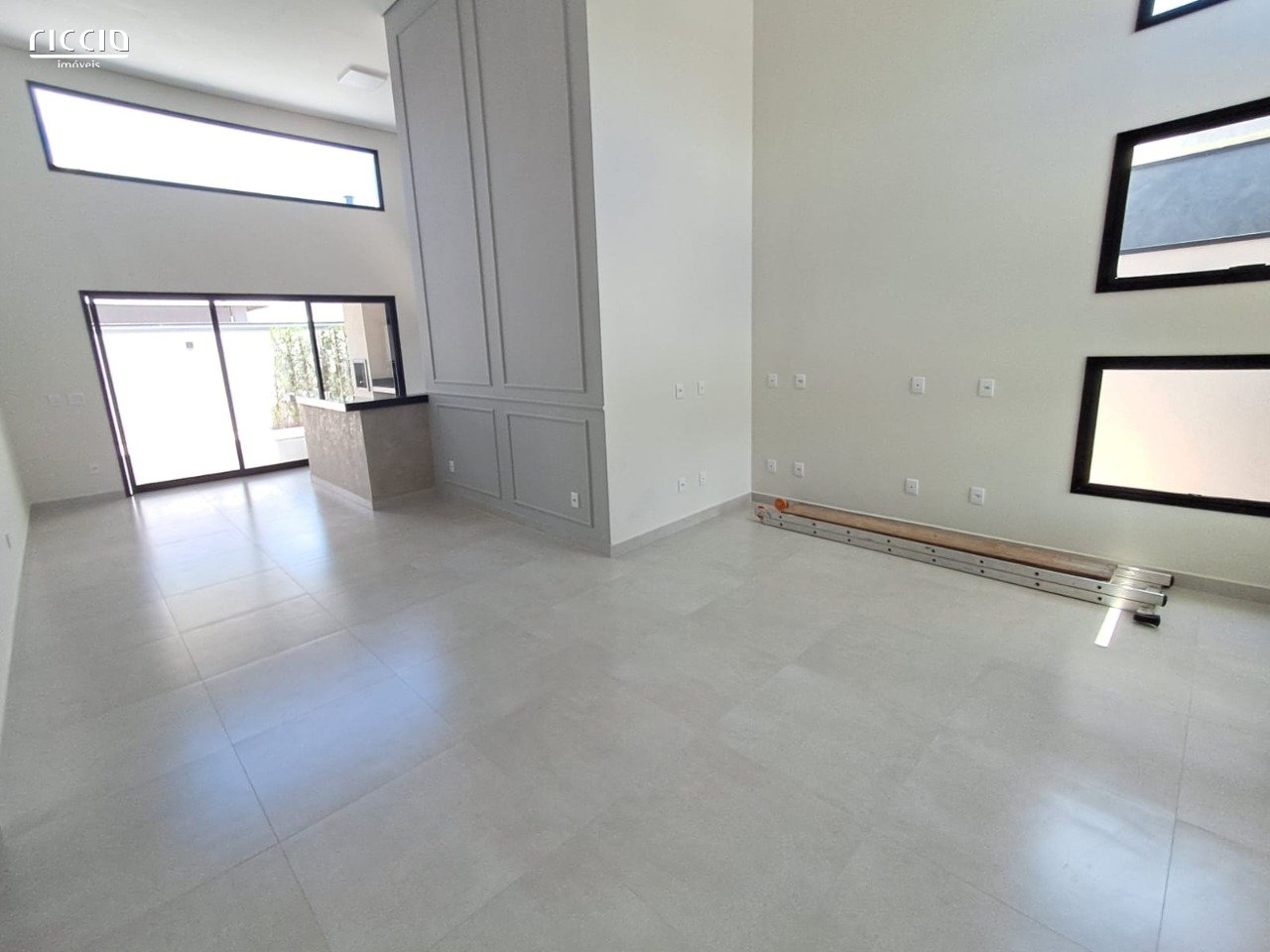 Casa em Condomínio à venda no Residencial Terras do Vale — ambiente interno