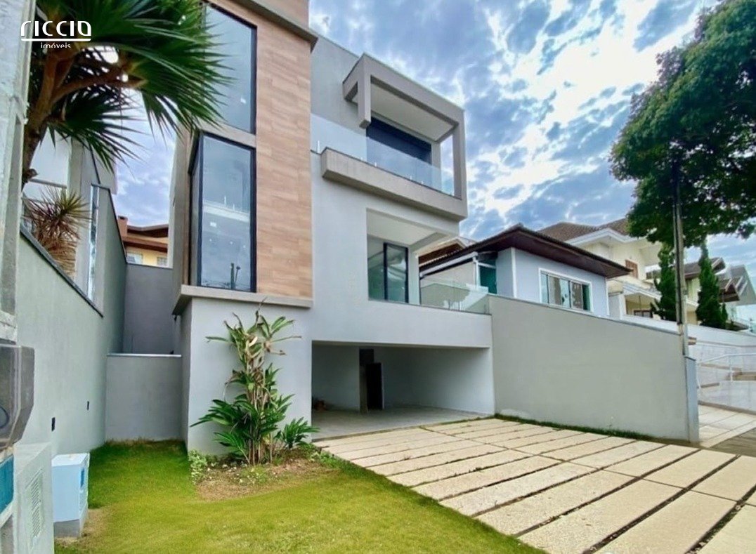 Casa Sobrado/ 4 dormitórios / 247 m² Construção /Urbanova - São José dos Campos/SP