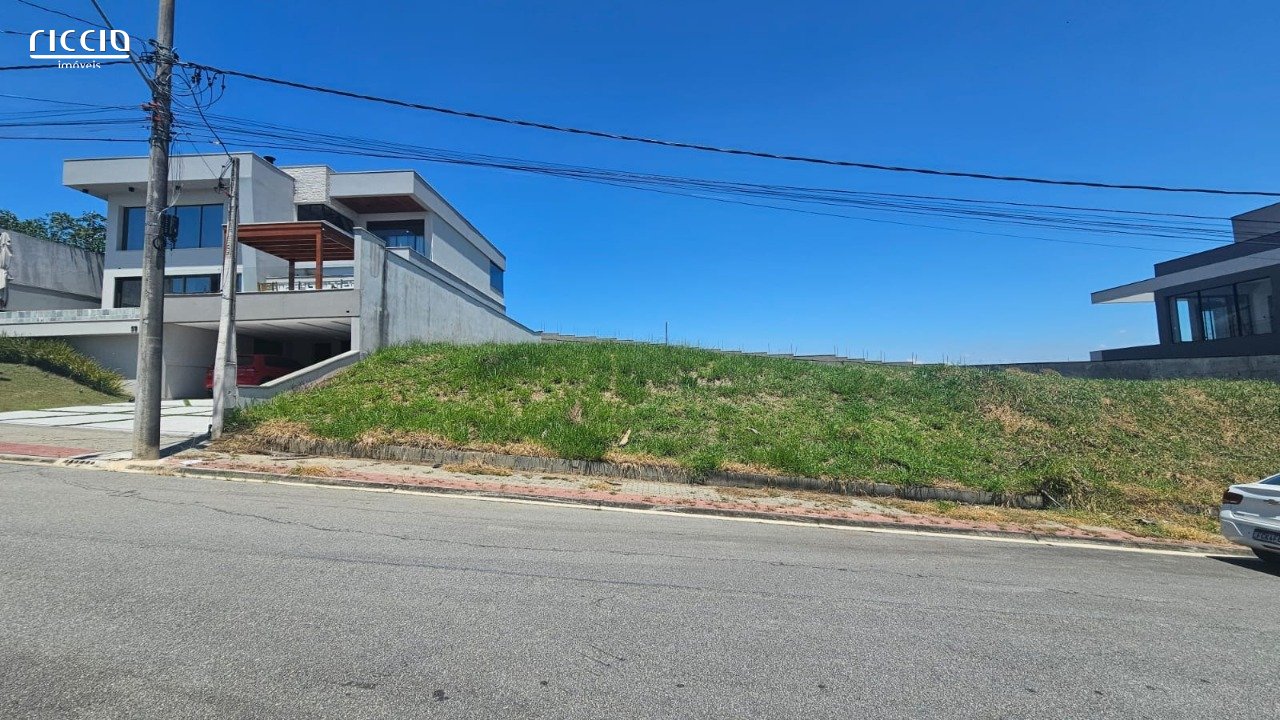 Terreno à venda no Urbanova no Condomínio Jaguary em São José Dos Campos com 478m2 em Aclive