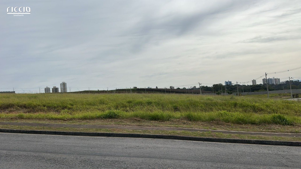 Terreno à venda no Recanto da Baronesa em SJC com 746,25m²