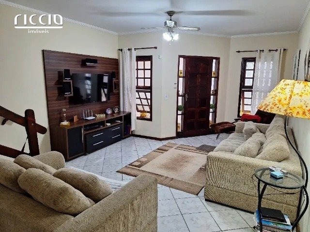 Sobrado de Rua Pública 3 Dormitórios 1 suíte a.c.175 m² Altos de Santana Jacareí SP