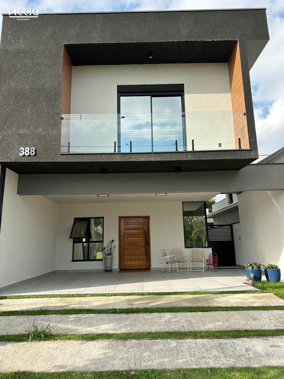 Casa Moderna e Espaçosa com Acabamentos de Alto Padrão e Hidromassagem na Suíte Master