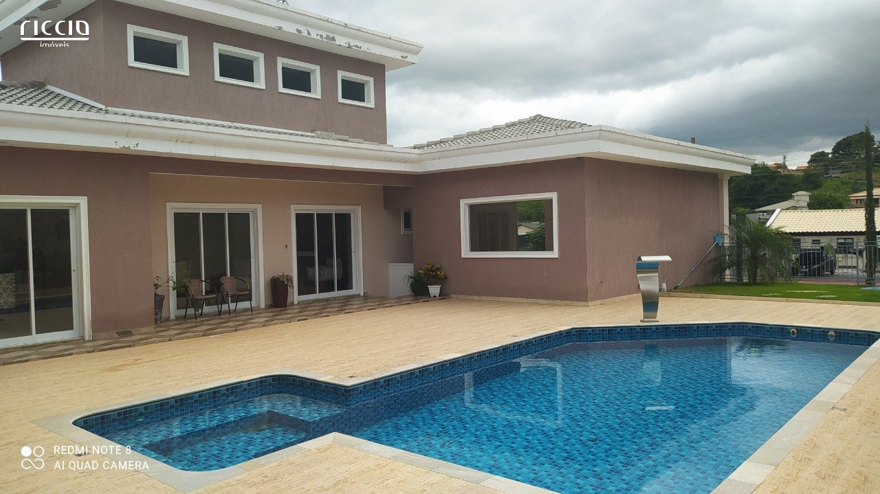Casa terrea a venda no Condominio Terras de Santa Helena, conta com 3 suítes, sendo 1 delas máster com closet.