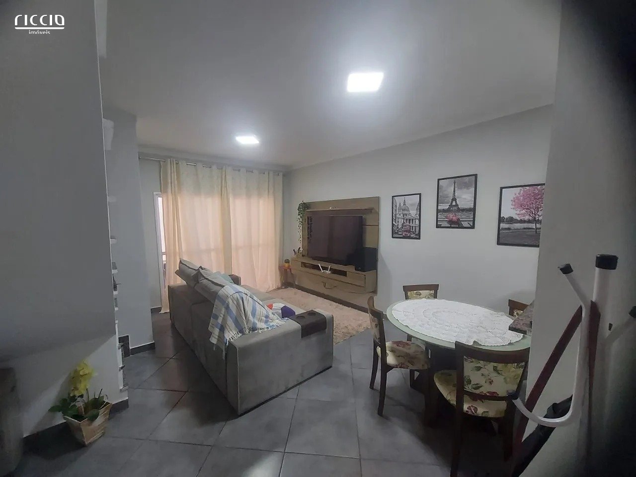 Casa em Condomínio à venda no Jardim Santa Maria — ambiente interno