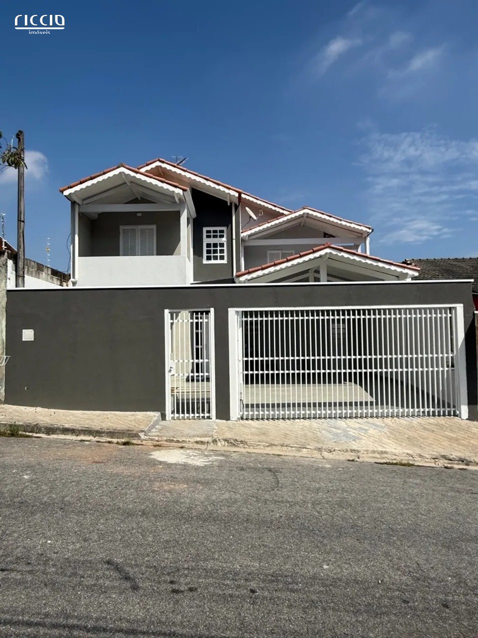 Sobrado 3 dormitórios 1 suíte 285 m² AC Alto Santana Jacareí SP 4 vagas