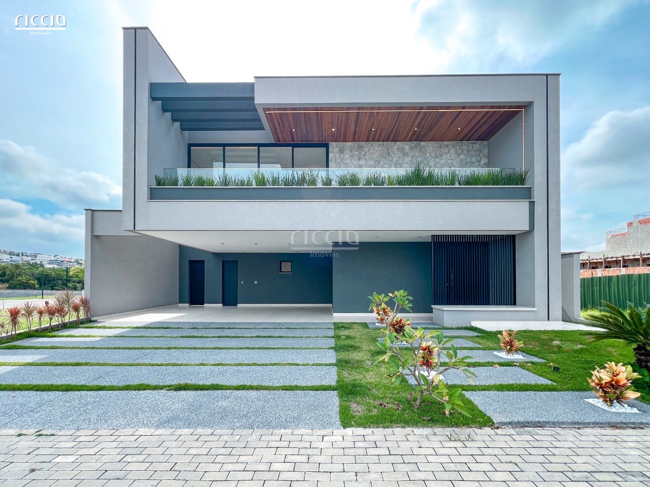 Casa em condominio no bairro do Urbanova com 4 suites.