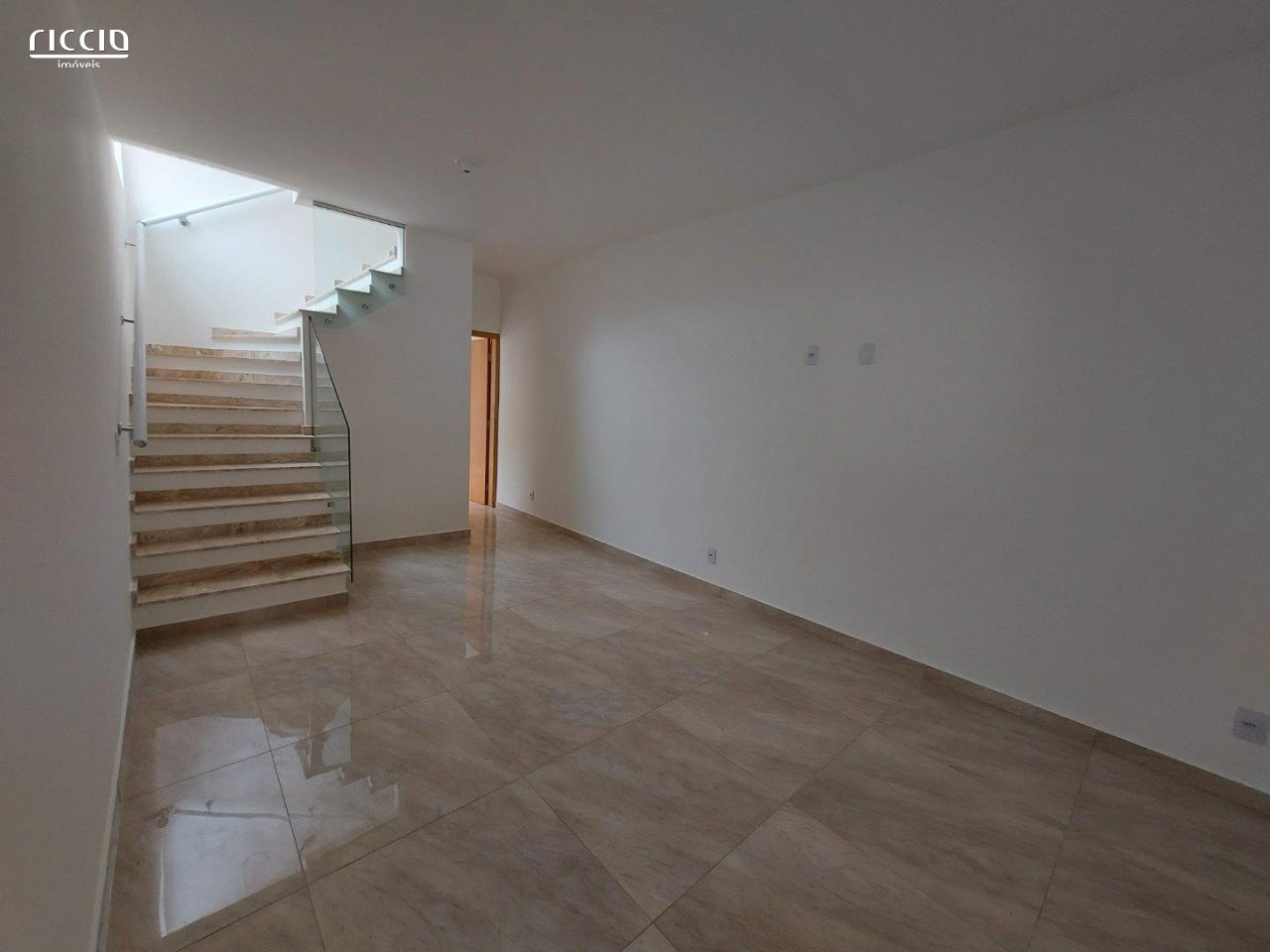 Linda Casa com 4 dormitórios à Venda no Jardim das Indústrias em São José dos Campos