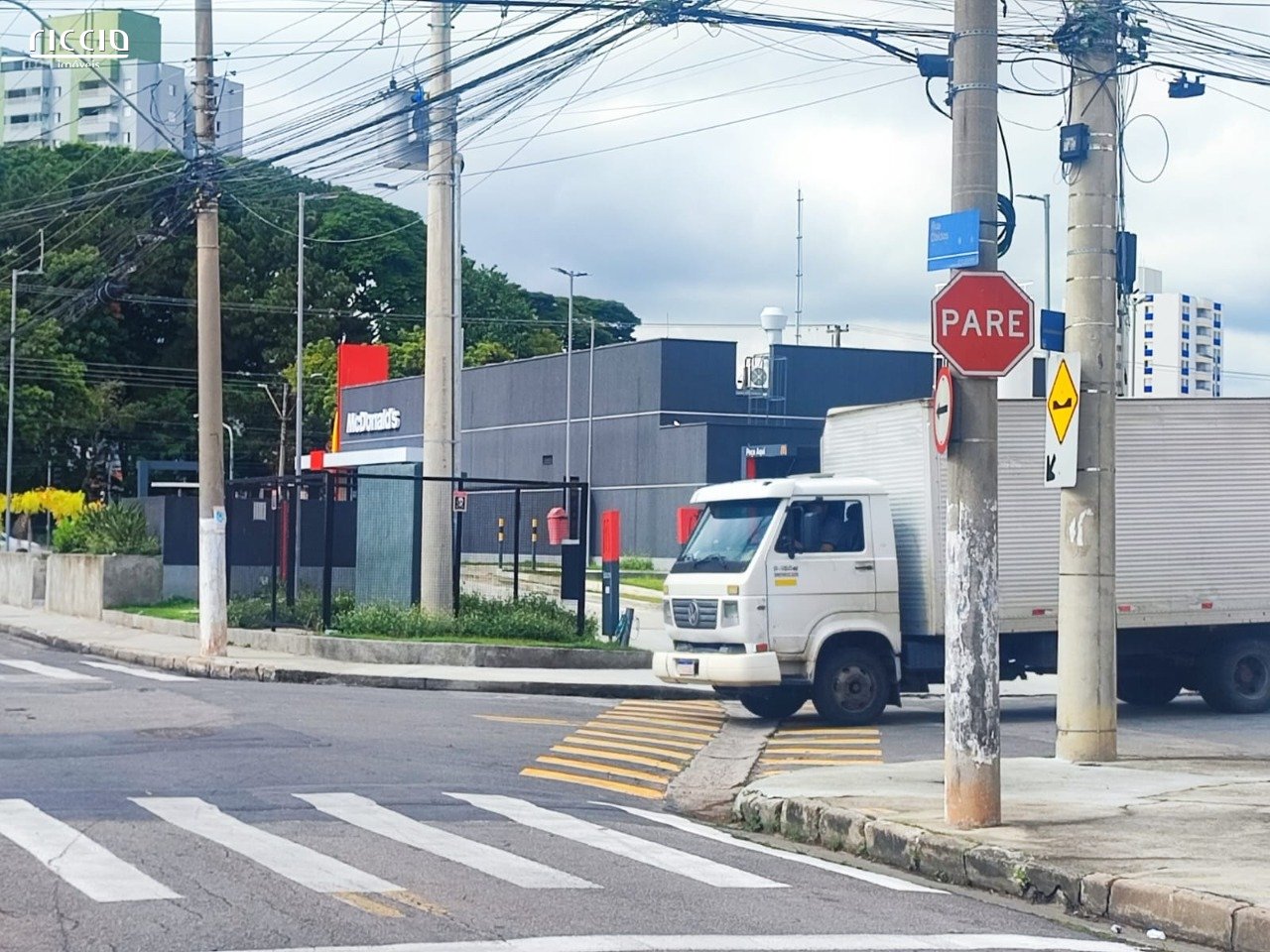 Casa Antiga Residencial/Comercial no Parque Industrial