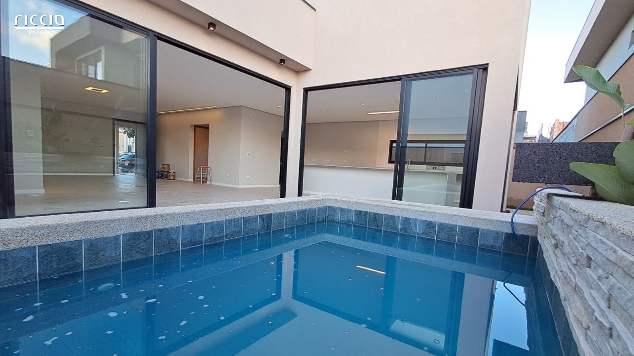 Casa com 4 suítes recém construída
