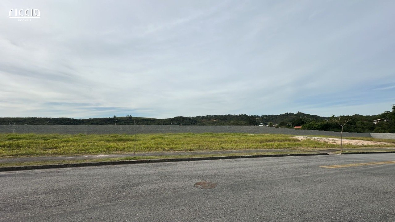 Terreno de 810,64 m² á venda no Condomínio Recanto da Baronesa em São José dos Campos