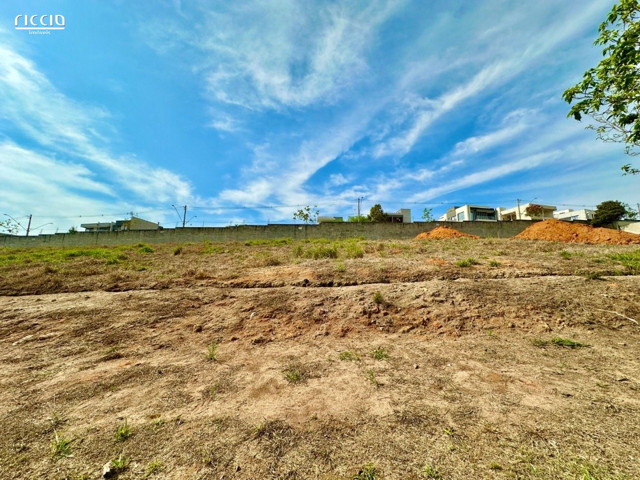 Terreno à venda com 600m2  no Condomínio Colinas do Paratehy Sul em São José dos Campos