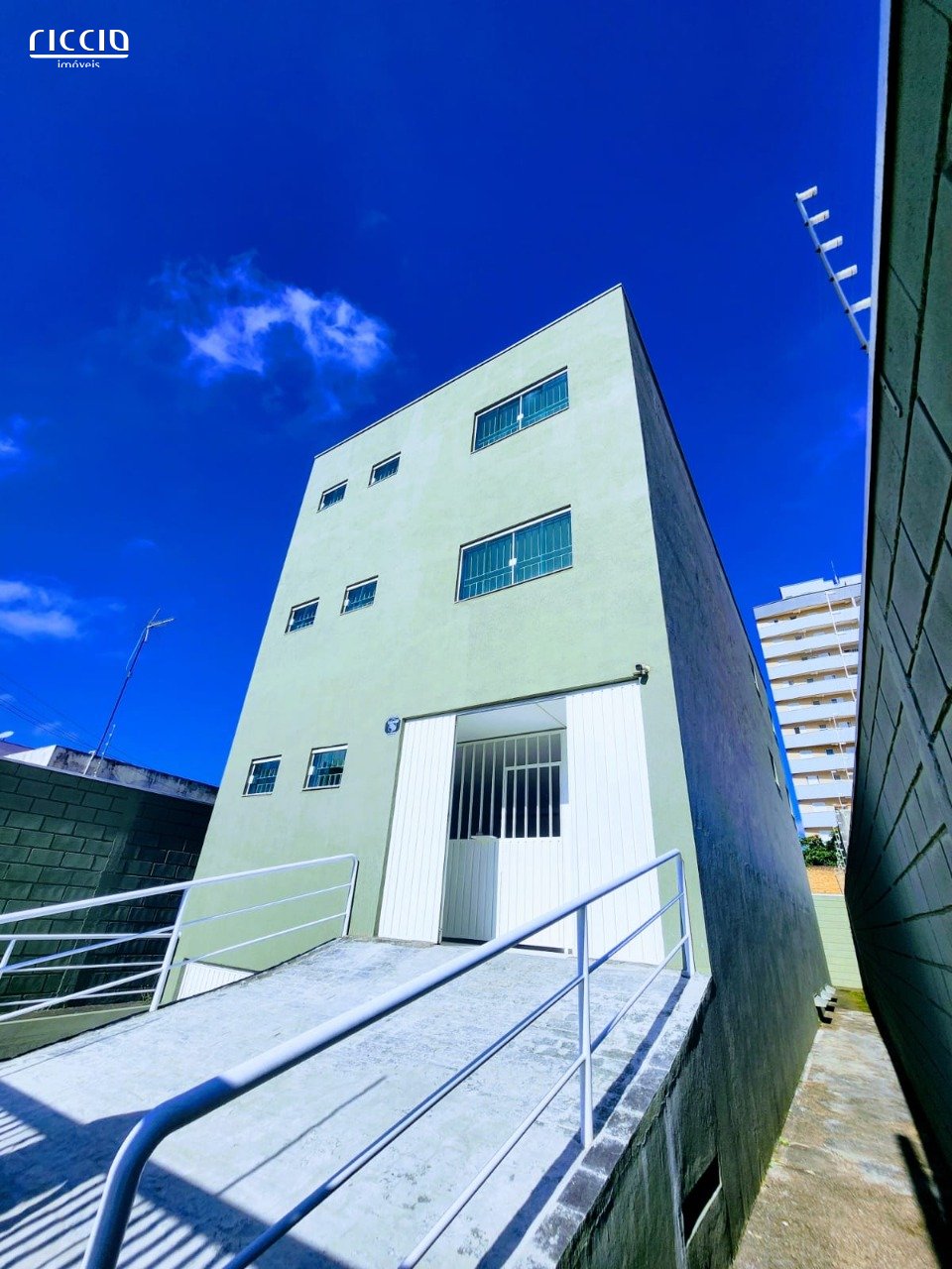 Galpão a venda no bairro do Jardim Satélite com 433 m2 de área.