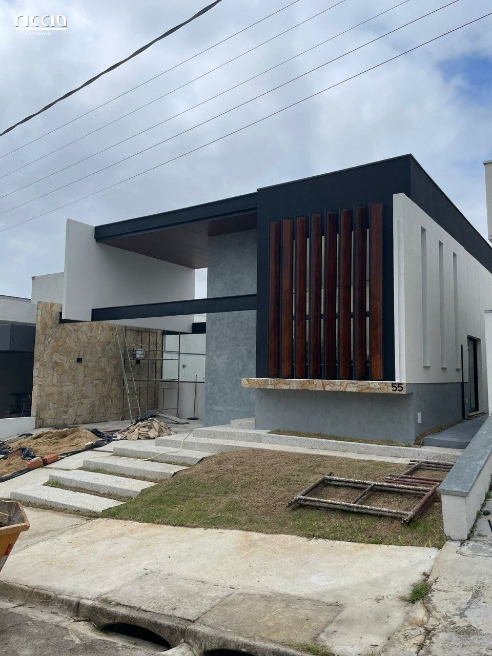 Casa térrea com obras recém finalizadas