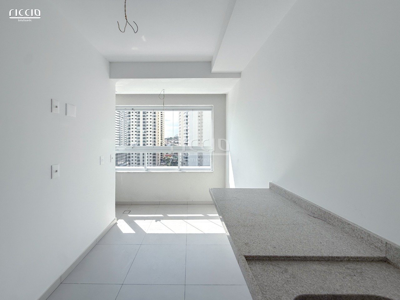 Apartamento à venda no Jd Colinas Edifício Kington Towers (NORTH) - 60,85 m² Andar ALTO, 2 Dormitórios (1 suíte) 1 Vaga