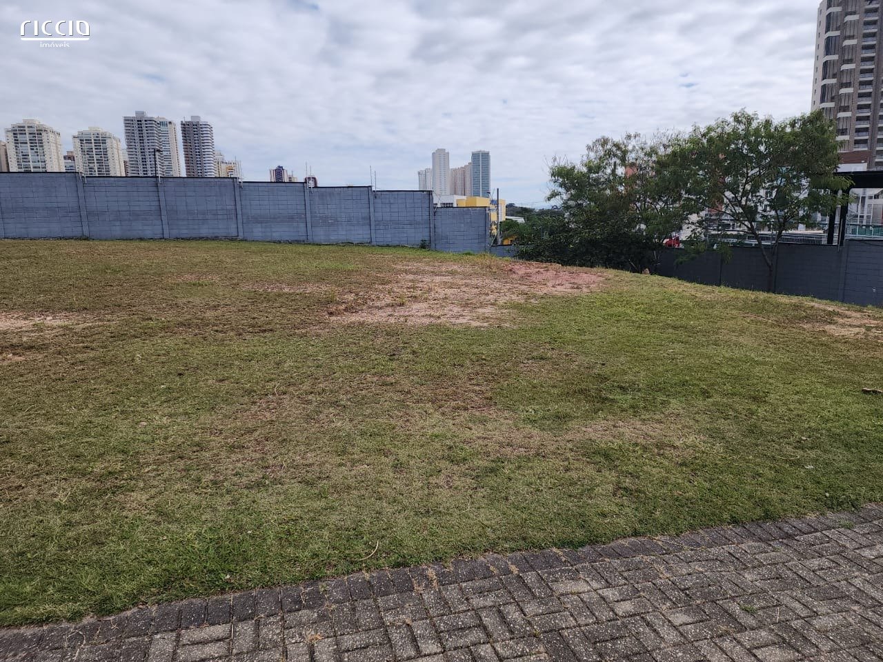 Terreno no Jardim Aquárius com 544 m2 leve aclive ótima localização.