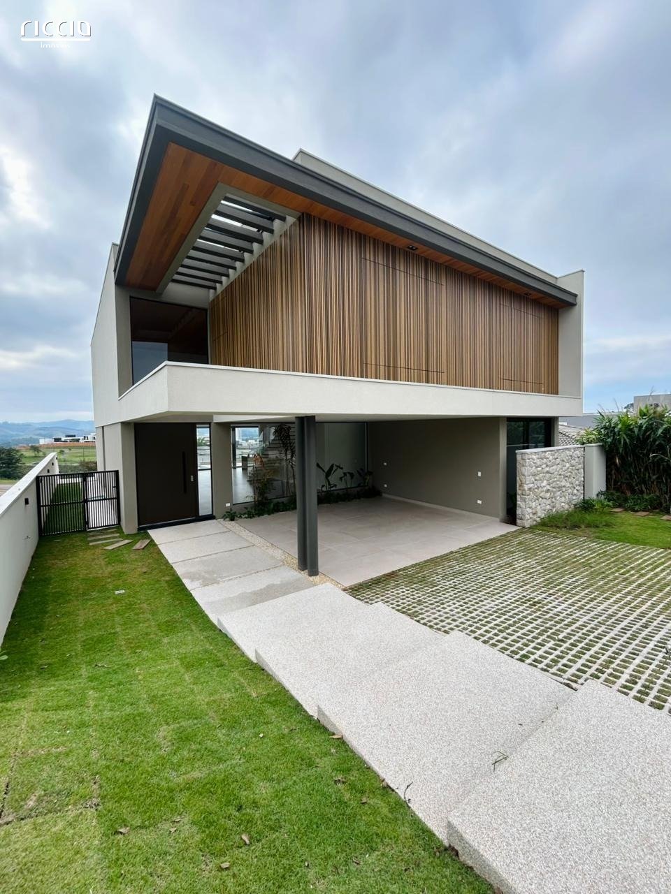 Sobrado PRONTO / Casa Alphaville I | Urbanova SJC | 411 m² Construção | 4 Suítes | Projeto SonneMüller | Vista Serra Mantiqueira