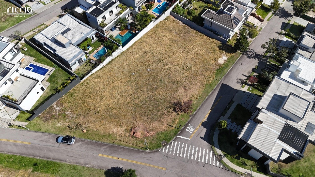 Terreno à Venda no Colinas do Paratehy Sul - SP