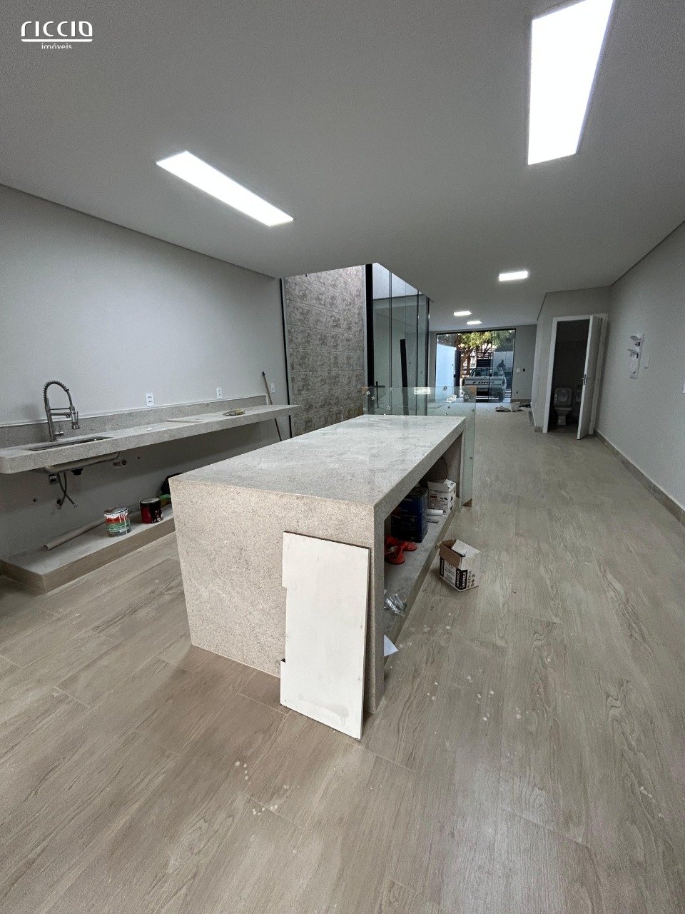 Sobrado novo a venda localizado na Zona Sul de São José, com  3 dormitórios, sendo 1 suíte com sacada!