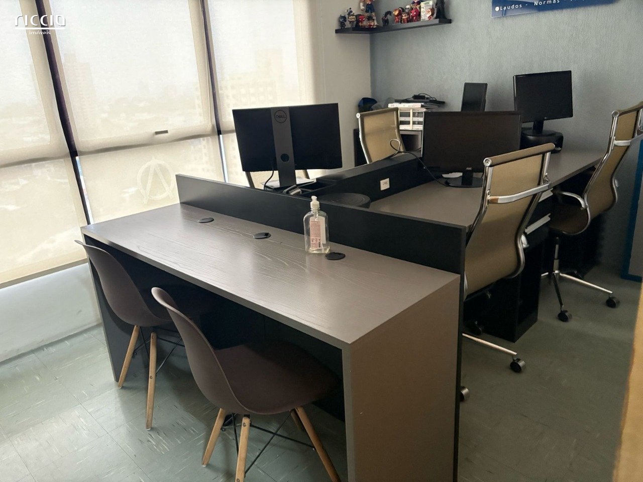 Sala comercial a venda, localizada no Centro de São José, com 49m², 1 vaga de garagem!