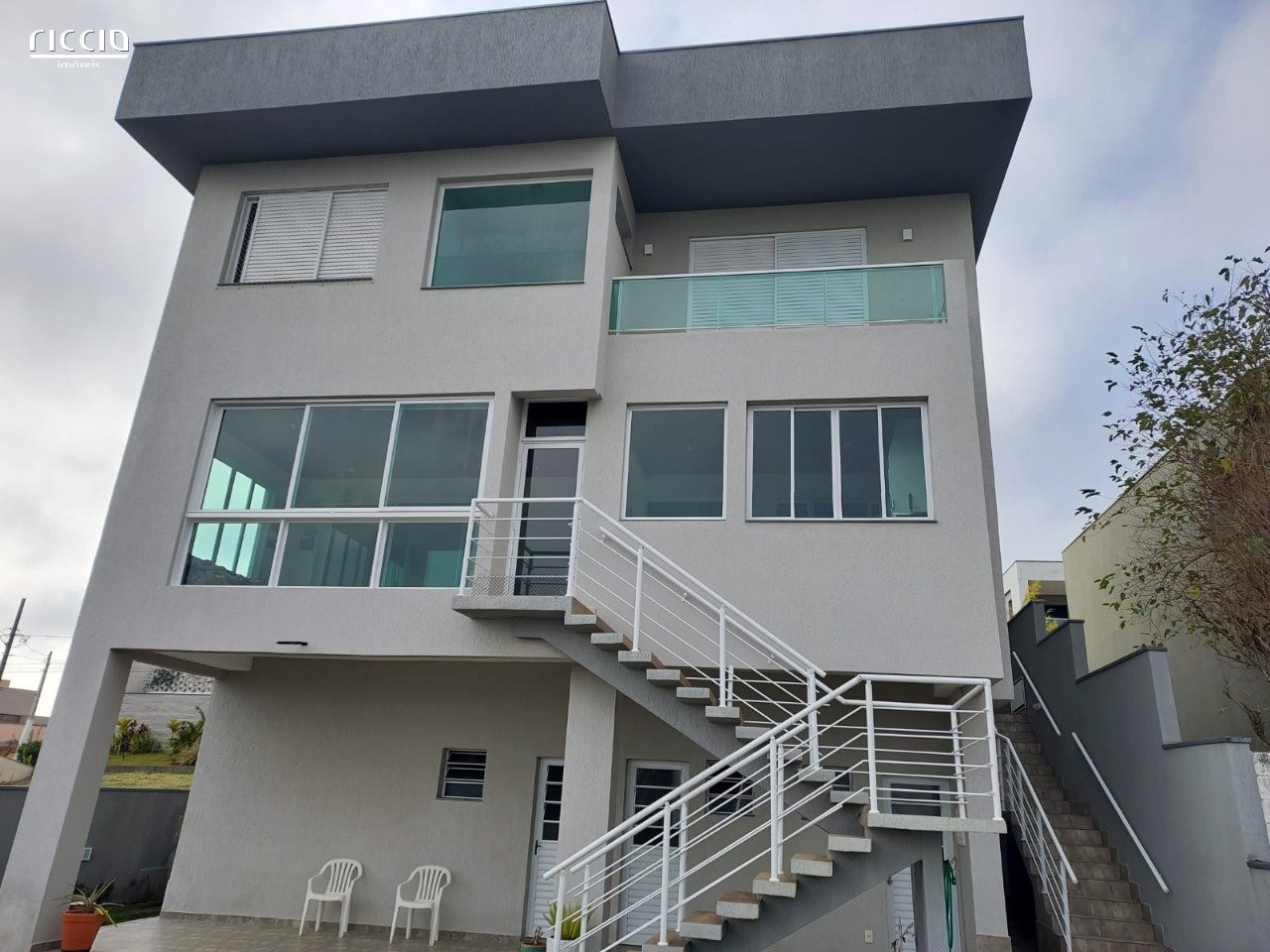 Casa à venda no Condomínio Jaguary - Urbanova - 370m² construídos, 3 suítes, 5 vagas e vista para a Serra