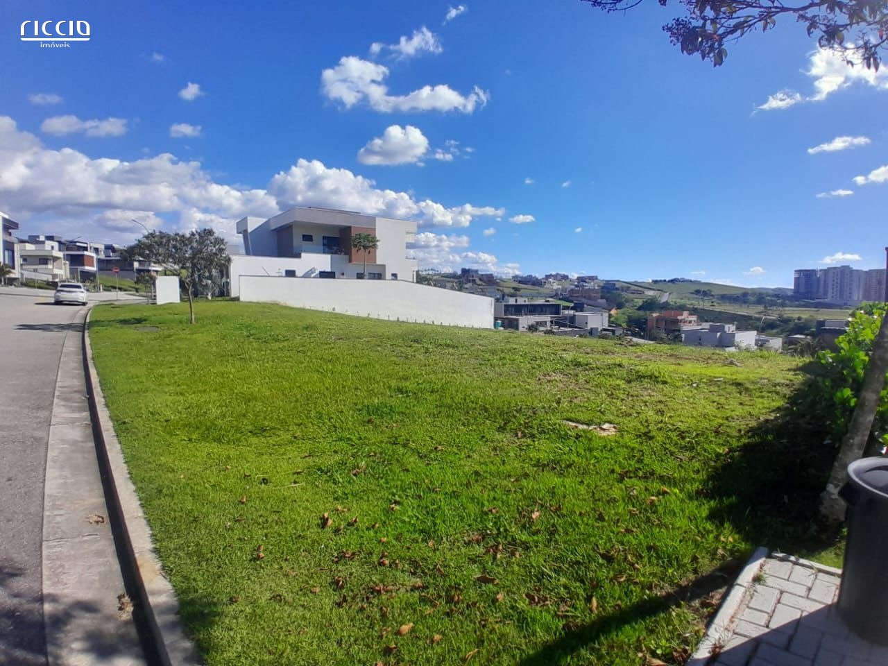 Terreno no condominio Alphaville 1 - Urbanova com 502 m2 em declive